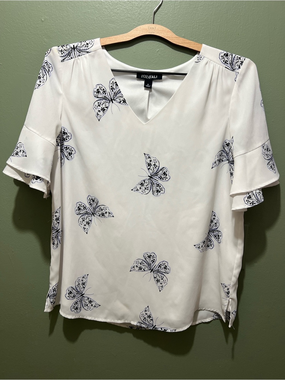 Roz & Ali women's blouse w/ Blue a butterflies